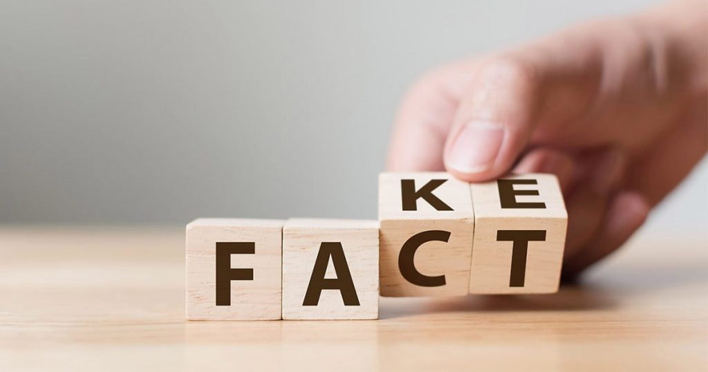 Regressão: blocos de maneira que dizem fact (fato) e fake (falso)