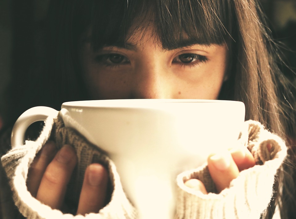 Como tratar a depressão: mulher com cara depressiva, segurança uma xícara