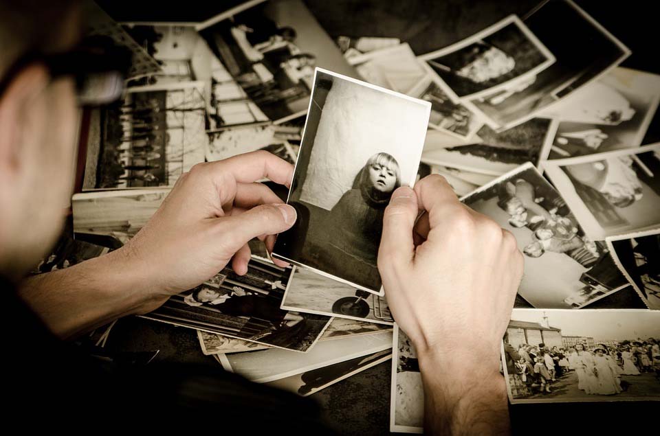 Homem segura fotos que fazem alusão às memorias dele. Hipnose é capaz de recuperar memórias? Descubra.